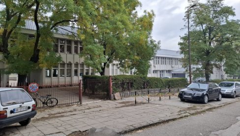PARKING PREČI OD ĐAKA? Pomeranje ograde ispred OŠ Vuk Karadžić u Vranju uznemirilo javnost PARKING PREČI OD ĐAKA? Pomeranje ograde ispred OŠ Vuk Karadžić u Vranju uznemirilo javnost