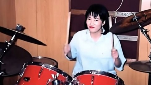 KADA ME NERVIRA MUŽ, UZMEM PALICE I SVIRAM DOK ON SPAVA Nova premijerka Japana svira hevi metal na bubnjevima da se opusti (VIDEO) KADA ME NERVIRA MUŽ, UZMEM PALICE I SVIRAM DOK ON SPAVA Nova premijerka Japana svira hevi metal na bubnjevima da se opusti (VIDEO)