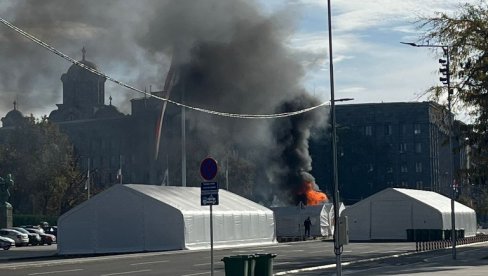 POŽAR ISPRED SKUPŠTINE SRBIJE LOKALIZOVAN: Goreo šator (FOTO) POŽAR ISPRED SKUPŠTINE SRBIJE LOKALIZOVAN: Goreo šator (FOTO)