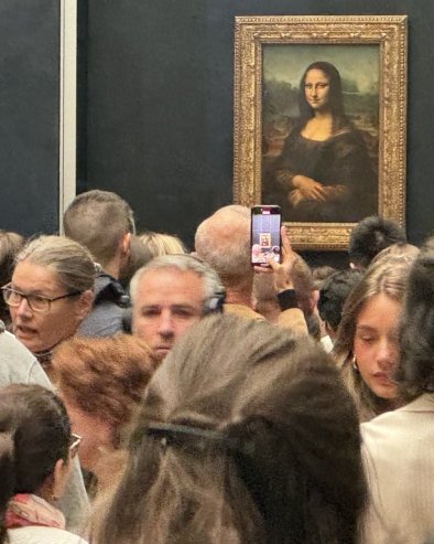 ЕКСКЛУЗИВАН СНИМАК КРАЂЕ ВЕКА ИЗ ЛУВРА: Ево како су лопови ломили и покрали најпознатији музеј на свету (ВИДЕО)