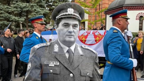 NEBOJŠA PAVKOVIĆ SAHRANJEN U ALEJI: Od generala se oprostili vojska, porodica i narod (FOTO) NEBOJŠA PAVKOVIĆ SAHRANJEN U ALEJI: Od generala se oprostili vojska, porodica i narod (FOTO)