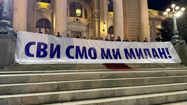 СВИ СМО МИ МИЛАН: Транспарент у част човека ког је упуцао блокадер у Ћациленду СВИ СМО МИ МИЛАН: Транспарент у част човека ког је упуцао блокадер у Ћациленду