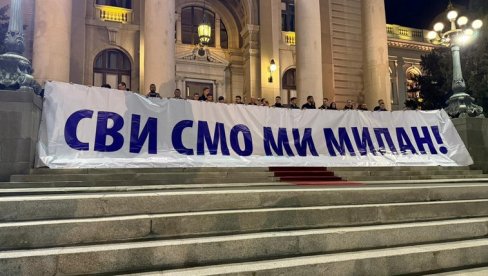SVI SMO MI MILAN: Transparent u čast čoveka kog je upucao blokader u Ćacilendu SVI SMO MI MILAN: Transparent u čast čoveka kog je upucao blokader u Ćacilendu