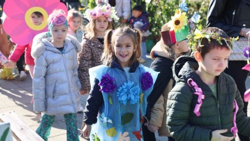 OSMESIMA UKRASILI FESTIVAL CVEĆA: Tradicionalna manifestacija održana u Žitištu OSMESIMA UKRASILI FESTIVAL CVEĆA: Tradicionalna manifestacija održana u Žitištu