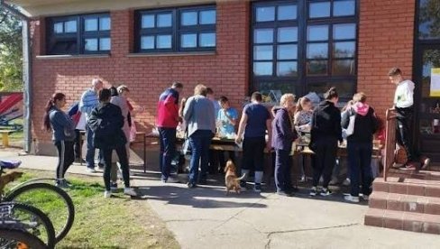 NOVA STOLARIJA ZA ĐURU: Pokrajina ulaže u školu u Bantskom Dvoru NOVA STOLARIJA ZA ĐURU: Pokrajina ulaže u školu u Bantskom Dvoru