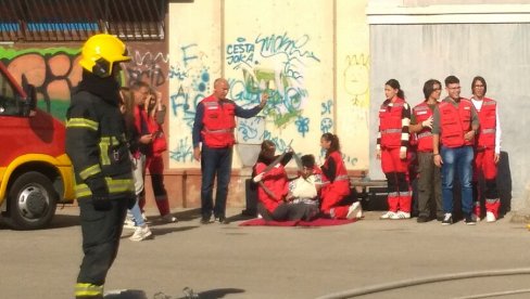 SPASILAČKE VEŽBE: Srednjoškolci i vatrogasci u zajedničkoj akciji SPASILAČKE VEŽBE: Srednjoškolci i vatrogasci u zajedničkoj akciji