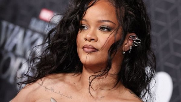 ИСПАЉЕН РАФАЛ НА КУЋУ ПОПУЛАРНЕ ПЕВАЧИЦЕ: Полиција хитно реаговала, осумњичена приведена (ВИДЕО)