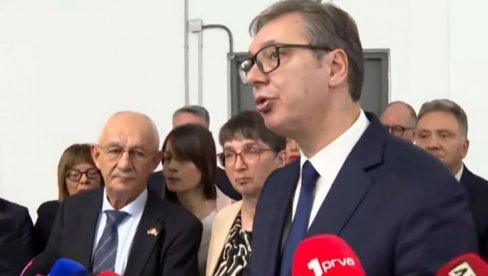 VUČIĆ NA OTVARANJU FABRIKE MUEHLBAUER: Možemo da se pohvalimo da će kod nas da se prave pasoši za 30, 40 zemalja (VIDEO)
