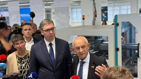 SRBIJA DOBILA JEDNU OD NAJMODERNIJIH FABRIKA: Vučić isprobao najmoderniju tehnologiju za pravljenje pasoša SRBIJA DOBILA JEDNU OD NAJMODERNIJIH FABRIKA: Vučić isprobao najmoderniju tehnologiju za pravljenje pasoša
