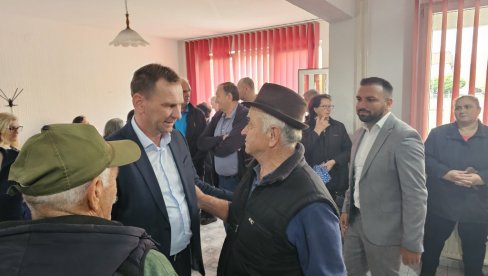SVAKOM POMOĆ OD 100 KM: Penzionere Ugljevika obradovali opštinari SVAKOM POMOĆ OD 100 KM: Penzionere Ugljevika obradovali opštinari