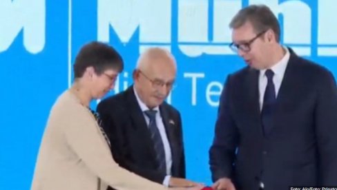 VUČIĆ POKAZAO SNIMKE JEDNE OD NAJBOLJIH FABRIKA U SRBIJI I PORUČIO: Za nas je posebno važno što ovde rade građani Srbije (VIDEO)