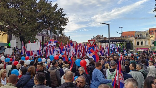 МОЋАН СНИМАК ИЗ ПОЖАРЕВЦА: Маса људи на скупу слободних грађана против блокада