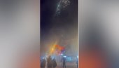 DOK SE TROBOJKE VIJOERE, VATROMET PARA NEBO: Moćne scene iz Kraljeva na protestu protiv blokada (VIDEO) DOK SE TROBOJKE VIJOERE, VATROMET PARA NEBO: Moćne scene iz Kraljeva na protestu protiv blokada (VIDEO)