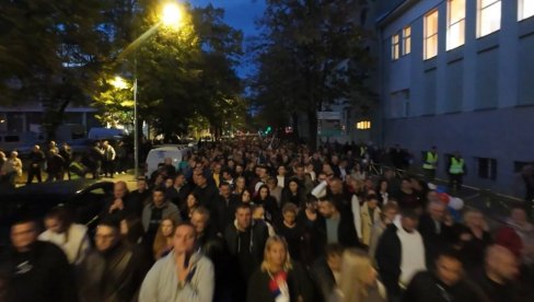 NAROD SLOŽNO PROTIV BLOKADA: Veličanstveni prizori iz Požarevca (VIDEO) NAROD SLOŽNO PROTIV BLOKADA: Veličanstveni prizori iz Požarevca (VIDEO)