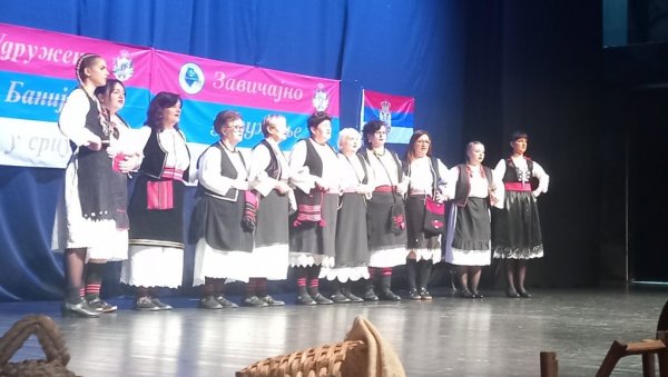 ЗАВИЧАЈ НИКО НЕ ЗАБОРАВЉА: У центру за културу Влада Дивљан одржано Банијско плетено коло