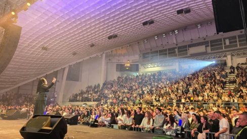 DRUGI KONCERT ZA GODINU DANA: Dragana Mirković u Podgorici priredila spektakl i poslala poruku humanosti (FOTO) DRUGI KONCERT ZA GODINU DANA: Dragana Mirković u Podgorici priredila spektakl i poslala poruku humanosti (FOTO)