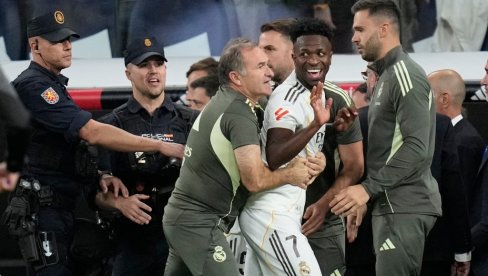 HAOS NA KRAJU EL KLASIKA! Asovi Reala i Barselone hteli da se biju, intervenisala i policija (VIDEO) HAOS NA KRAJU EL KLASIKA! Asovi Reala i Barselone hteli da se biju, intervenisala i policija (VIDEO)
