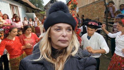 ODGRIZAO MU JE PARČE MESA S RUKE I PLJUNUO!: Ovo je nešto najgore što je naša pevačica videla na nastupu ODGRIZAO MU JE PARČE MESA S RUKE I PLJUNUO!: Ovo je nešto najgore što je naša pevačica videla na nastupu