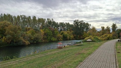 RAJSKO UŽIVANJE KRAJ TAMIŠA: Postavljeni aktivni mobilijari RAJSKO UŽIVANJE KRAJ TAMIŠA: Postavljeni aktivni mobilijari