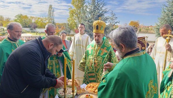 МОЛИТВА ЗА МИР, РЕПУБЛИКУ СРПСКУ И СРБИЈУ: Слава храма Свете Петке, богомоље у руском стилу грађене, у Бијељини МОЛИТВА ЗА МИР, РЕПУБЛИКУ СРПСКУ И СРБИЈУ: Слава храма Свете Петке, богомоље у руском стилу грађене, у Бијељини