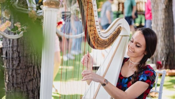ЈЕДИНСТВЕНИ СПОЈ ЈОГЕ И МУЗИКЕ: Жељка Милошевић лечи харфом (ФОТО)