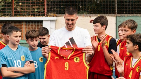 ZA NOVE ŠAMPIONE I BUDUĆE REPREZENTATIVCE: Vanja Marinković i Bogdanović otvorili novi košarkaški teren u Beogradu ZA NOVE ŠAMPIONE I BUDUĆE REPREZENTATIVCE: Vanja Marinković i Bogdanović otvorili novi košarkaški teren u Beogradu