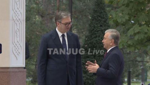 UZ VOJNE POČASTI  I SMOTRU POČASNOG STROJA: Predsednik Uzbekistana dočekao Vučića (VIDEO)