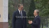UZ VOJNE POČASTI  I SMOTRU POČASNOG STROJA: Predsednik Uzbekistana dočekao Vučića (VIDEO)