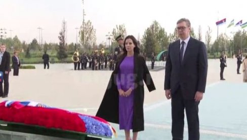 VUČIĆ POLOŽIO VENAC NA SPOMENIK NEZAVISNOSTI U TAŠKENTU: Sledi sastanak za predsednikom Uzbekistana VUČIĆ POLOŽIO VENAC NA SPOMENIK NEZAVISNOSTI U TAŠKENTU: Sledi sastanak za predsednikom Uzbekistana