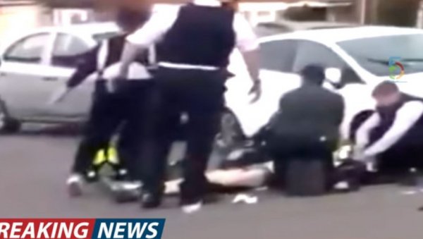 ИЗБО ТРИ МУШКАРЦА, МЕЂУ ЊИМА И ДЕЧАК: Крвави пир у Лондону (УЗНЕМИРУЈУЋИ ВИДЕО) ИЗБО ТРИ МУШКАРЦА, МЕЂУ ЊИМА И ДЕЧАК: Крвави пир у Лондону (УЗНЕМИРУЈУЋИ ВИДЕО)