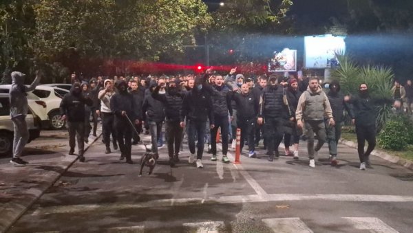 ТУРЦИ НАПОЉЕ Протест у Подгорици испред зграде Владе, јаке полицијске снаге на терену (ФОТО/ВИДЕО) ТУРЦИ НАПОЉЕ Протест у Подгорици испред зграде Владе, јаке полицијске снаге на терену (ФОТО/ВИДЕО)