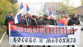 UZ SRPSKE TROBOJKE, VERU I ODLUČNOST: Grupa od 60 Srba sa Kosova i Metohije krenula jutros peške ka Novom Sadu da podrži predsednika Vučića