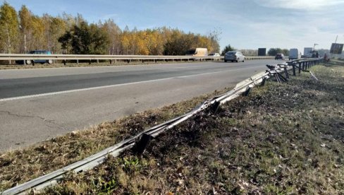 MESTO NESREĆE KOD NOVOG SADA: Kombi sa mladim džudistima sleteo sa puta (VIDEO) MESTO NESREĆE KOD NOVOG SADA: Kombi sa mladim džudistima sleteo sa puta (VIDEO)
