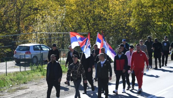 ПРАТИ ИХ СУНЦЕ, НАРОД ИХ ПОЗДРАВЉА КРАЈ ПУТА: 60 Срба са Косова и Метохије напредује кроз Рашку (ФОТО)