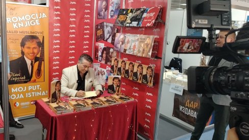 GODINE UPORNOSTI, TRUDA I TRAJANJA: Halid Muslimović sa svojom monografijom na Sajmu knjiga - Moj životni put (FOTO) GODINE UPORNOSTI, TRUDA I TRAJANJA: Halid Muslimović sa svojom monografijom na Sajmu knjiga - Moj životni put (FOTO)