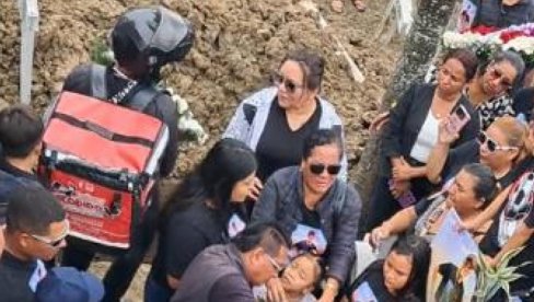 DOSTAVLJAČ UPAO U RAKU Snimljen hoas: Dostava izvršena, neka mu je večna slava (VIDEO) DOSTAVLJAČ UPAO U RAKU Snimljen hoas: Dostava izvršena, neka mu je večna slava (VIDEO)