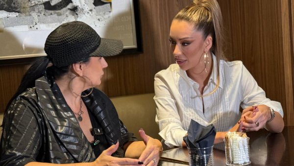 ДИРЉИВ СУСРЕТ У СКОПЉУ: Калиопи Букле угостила Теу Таировић у родном граду па јој поручила - Ти си једна јако емотивна особа (ФОТО) ДИРЉИВ СУСРЕТ У СКОПЉУ: Калиопи Букле угостила Теу Таировић у родном граду па јој поручила - Ти си једна јако емотивна особа (ФОТО)