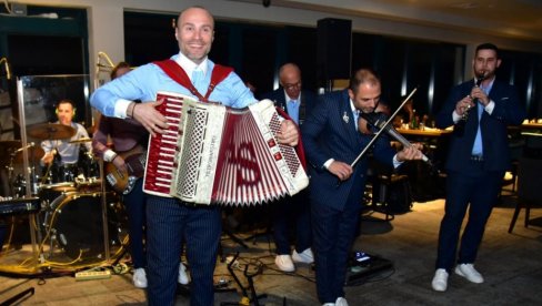 PREKINUO NASTUP DA BI POZDRAVIO POSEBNOG ČOVEKA: Aca Sofronijević sa orkestrom svirao za muzičke zvezde (FOTO) PREKINUO NASTUP DA BI POZDRAVIO POSEBNOG ČOVEKA: Aca Sofronijević sa orkestrom svirao za muzičke zvezde (FOTO)