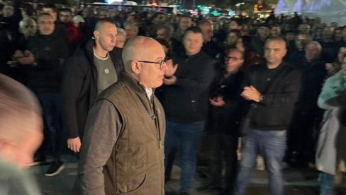 VUČEVIĆ DOČEKAO RANJENOG BOGDANOVIĆA U ĆACILENDU: Veliki broj ljudi ispred Skupštine (VIDEO)
