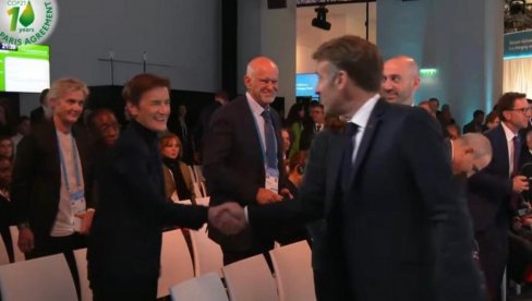 PREDSEDNICA PARLAMENTA U FRANCUSKOJ: Srdačan pozdrav Ane Brnabić i Makrona na otvaranju Pariskog mirovnog foruma (VIDEO) PREDSEDNICA PARLAMENTA U FRANCUSKOJ: Srdačan pozdrav Ane Brnabić i Makrona na otvaranju Pariskog mirovnog foruma (VIDEO)