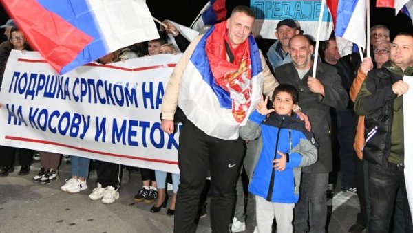 ПОСЕБНО ЕМОТИВНА СЛИКА КОД УШЋА: Малишан са три прста дочекао пешаке с КиМ (ФОТО)