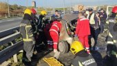 SUDAR PET VOZILA: Vatrogasci izvlačili povređene - teška saobraćajna nereća u Ostružnici (FOTO) SUDAR PET VOZILA: Vatrogasci izvlačili povređene - teška saobraćajna nereća u Ostružnici (FOTO)