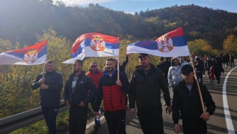 ORI SE JA SAM MOMČE SA KOSOVA: Pešacima sa Kosova i Metohije pridružili se i meštani Raške i Kraljeva u koloni (FOTO)