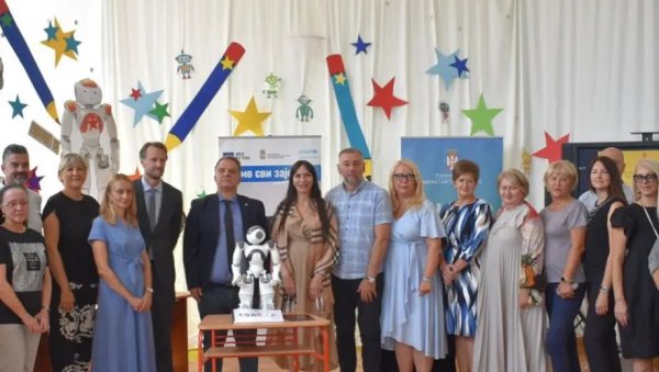 РОБОТ ВОЛИ ПОМАЖЕ У УЧЕЊУ ДЕЦИ СА СМЕТЊАМА У РАЗВОЈУ: У учионице улази 11 механичких другара