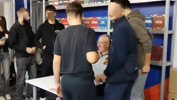 МОЖЕ ДА СЕ СЛИКА САМО КО НИЈЕ БЛОКАДЕР Шешељ поставио услов за фотографију омладинцима на Сајму књига (ВИДЕО) МОЖЕ ДА СЕ СЛИКА САМО КО НИЈЕ БЛОКАДЕР Шешељ поставио услов за фотографију омладинцима на Сајму књига (ВИДЕО)