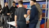 MOŽE DA SE SLIKA SAMO KO NIJE BLOKADER Šešelj postavio uslov za fotografiju omladincima na Sajmu knjiga (VIDEO)