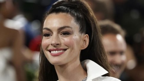 OBUKLA HALJINU STARU VIŠE OD 20 GODINA I ODUŠEVILA: En Hatavej u crvenom spektaklu (FOTO) OBUKLA HALJINU STARU VIŠE OD 20 GODINA I ODUŠEVILA: En Hatavej u crvenom spektaklu (FOTO)