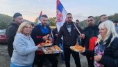 POSEBNO IZNENADJENJE: Domaćice iz Kraljeva spremile kiflice i posluženje za pešake sa KiM (FOTO) POSEBNO IZNENADJENJE: Domaćice iz Kraljeva spremile kiflice i posluženje za pešake sa KiM (FOTO)