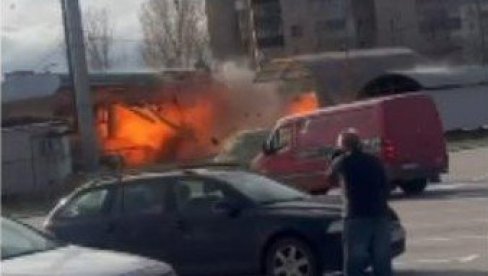 RUSKI DRON UDARA U PUMPU: Eksplozija u Sumiju - četiri osobe povređene (VIDEO) RUSKI DRON UDARA U PUMPU: Eksplozija u Sumiju - četiri osobe povređene (VIDEO)