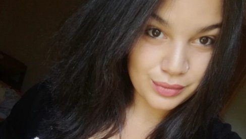 DEVOJKA PRONAĐENA MRTVA U TUŠ KABINI: Baka pretrpela strujni udar dok je pokušavala da zatvori vodu i spasi unuku DEVOJKA PRONAĐENA MRTVA U TUŠ KABINI: Baka pretrpela strujni udar dok je pokušavala da zatvori vodu i spasi unuku